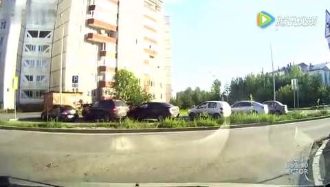 女司机玩虐电动车，险酿人命！