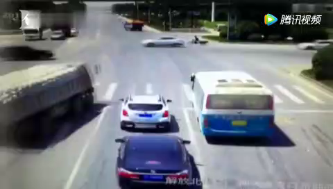 超载又超速 水泥卡车路口猛撞路虎车