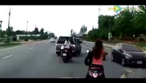 两辆电动车停在越野车后，她们绝没想到会这样丢掉性命！