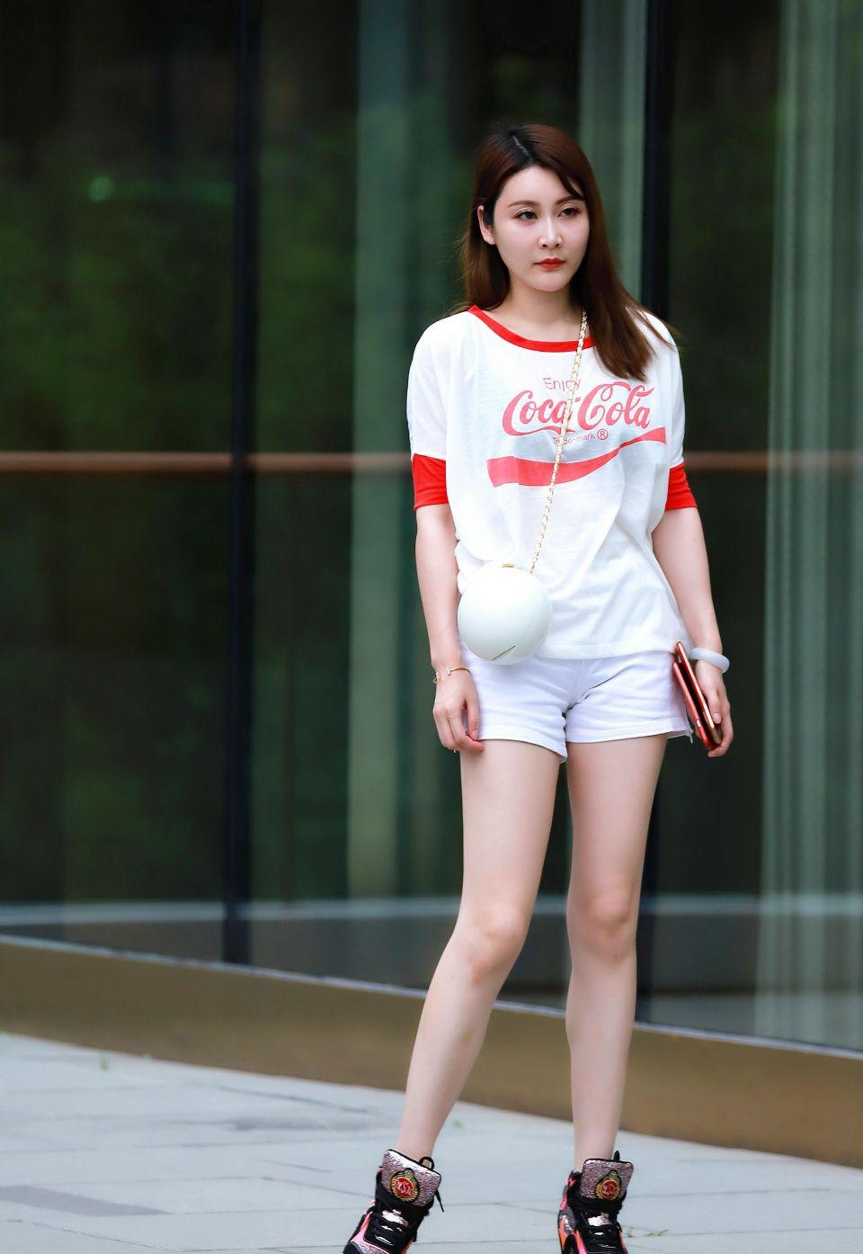 简单的白色短袖和短裤在夏天经常被看到,但是女孩的球囊真的是时尚的