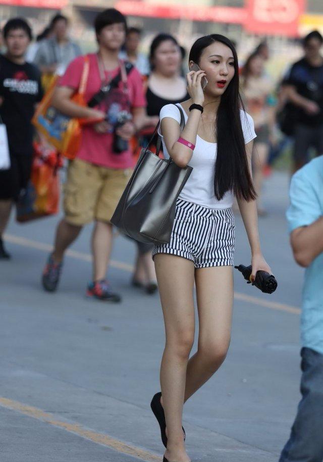 街拍美女 瘦女人穿紧身热裤短裤的美真的很迷人