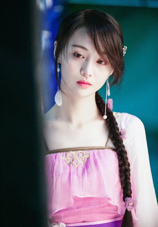 郑爽古装新戏美图, 与日常对比认真拍戏的她真
