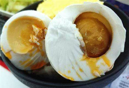 4种咸鸭蛋蛋黄变黑的原因,最后一种要少吃或者