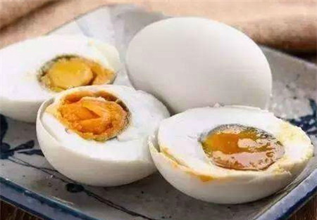 4种咸鸭蛋蛋黄变黑的原因,最后一种要少吃或者