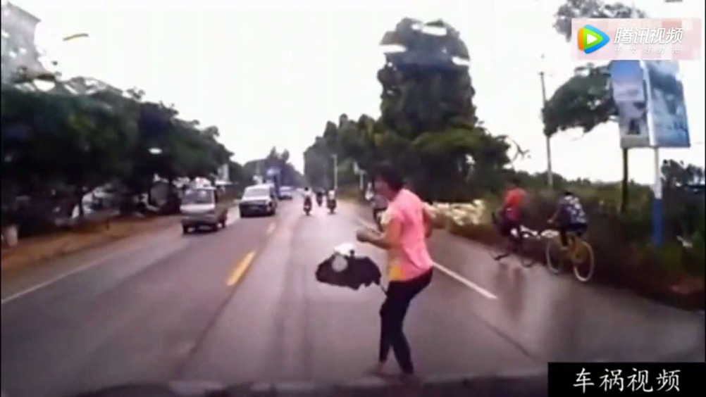 作死电动车强行超越，大货车太冤了  ​