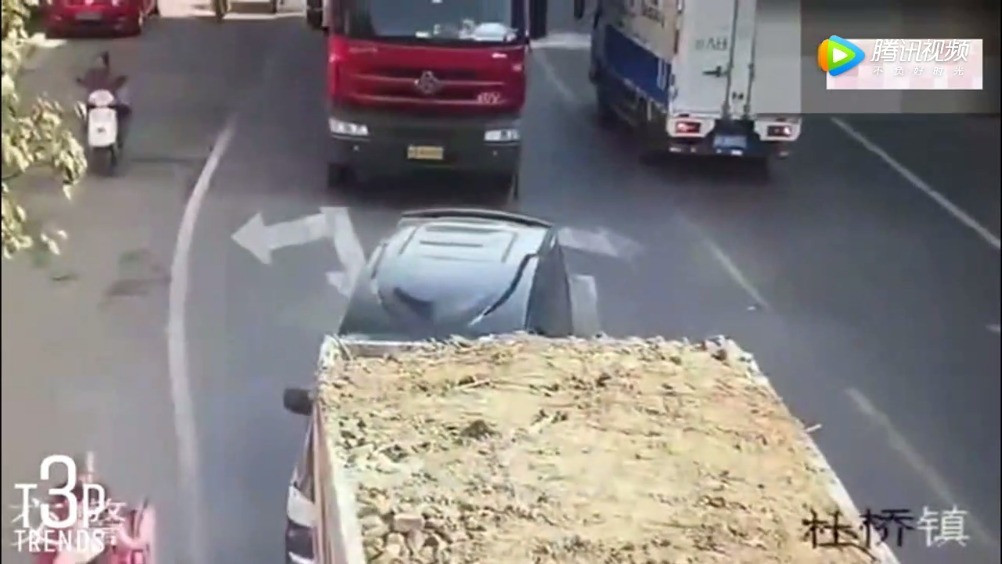 作死的电动车男子，强行超越大货车，结果悲剧了  ​