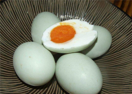 4种咸鸭蛋蛋黄变黑的原因,最后一种要少吃或者