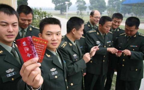 为何中国军队只禁酒不禁烟? 听完专家回答, 深