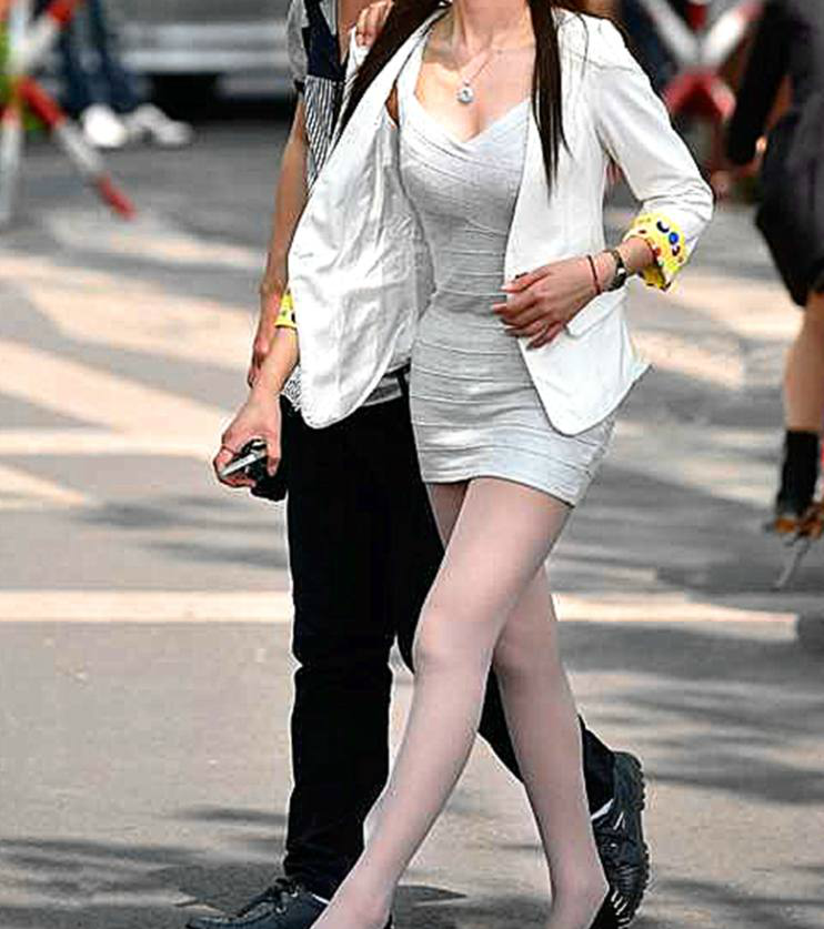街拍,丝袜长腿女人的穿搭,那一款裙子跟适合她们_新浪