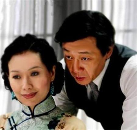 如今许黎丹和太太崔瑶琪共住在一起,一个住楼上,一个住楼