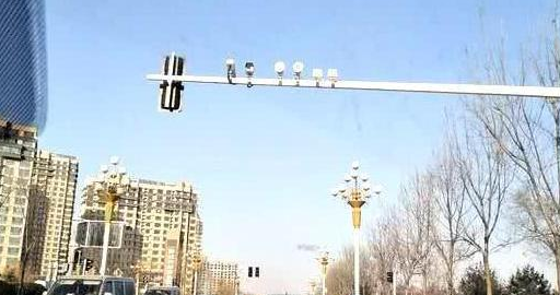 开车时电子眼闪了一下,是什么意思?车主:我难