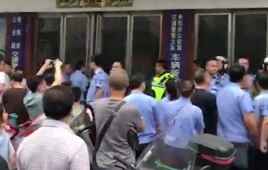 你扣车我堵门 耒阳这两个大队长太任性