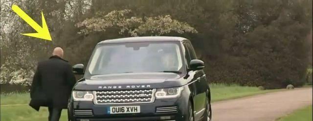 草坪上开来一辆400万的路虎豪车, 从车里下来的这老人实在了不得