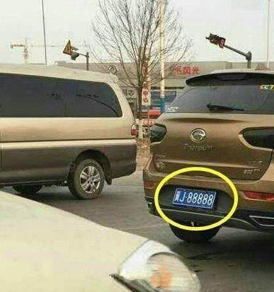 车主好不容易得来好车牌, 挂上后每天都要和交