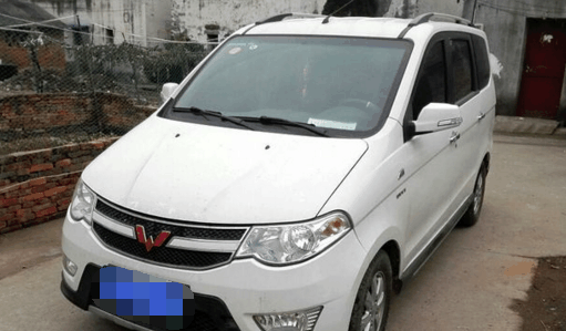 农村小伙花4万拿下这辆五菱宏光, 邻居看到内饰后却说不值得