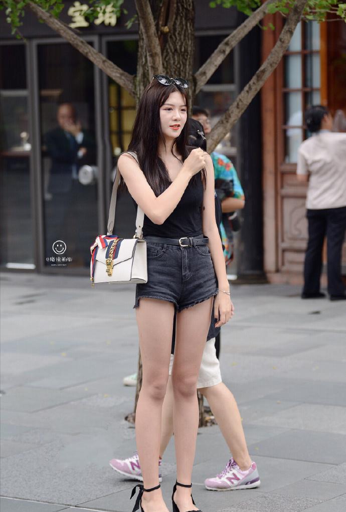 街拍:蕾丝上衣搭配短裤有些小性感,小姐姐这样穿太撩人心动!