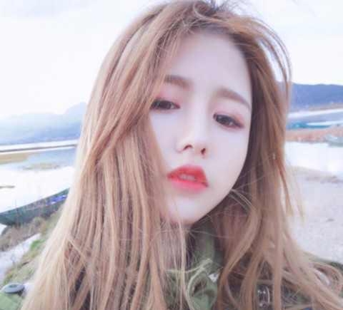 这个男生长相清秀像女孩子, 走在街上被人追求