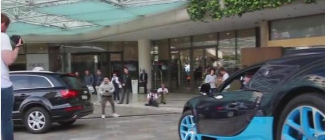 百万豪车被后车不停鸣笛, 车主下车一看马上让道