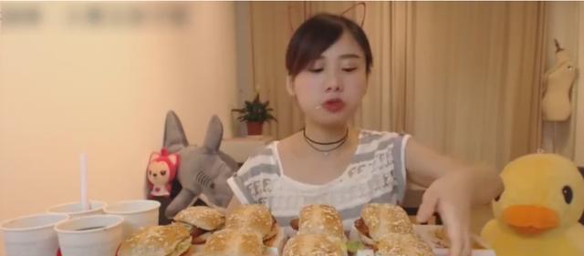 美女一顿吃了10个烤鸡腿堡加4杯可乐, 太佩服了!