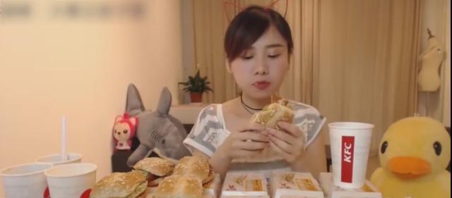美女一顿吃了10个烤鸡腿堡加4杯可乐, 太佩服了!