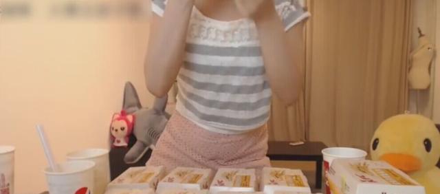 美女一顿吃了10个烤鸡腿堡加4杯可乐, 太佩服了!