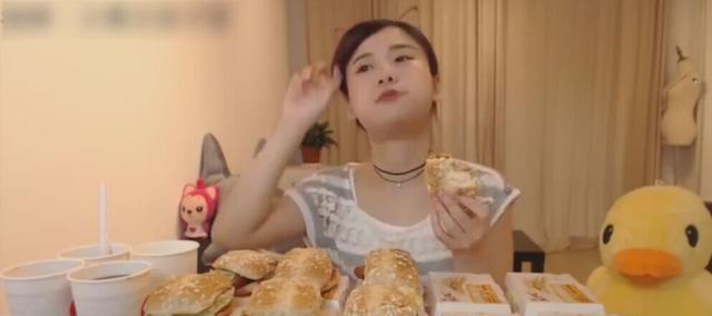 美女一顿吃了10个烤鸡腿堡加4杯可乐, 太佩服了!