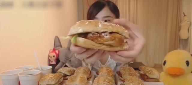 美女一顿吃了10个烤鸡腿堡加4杯可乐, 太佩服了!
