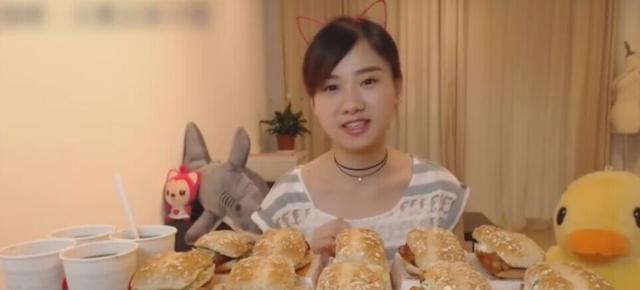 美女一顿吃了10个烤鸡腿堡加4杯可乐, 太佩服了!