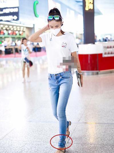 张蓝心脚丫大到鞋子装不住, 脚趾都踩地了, 还是