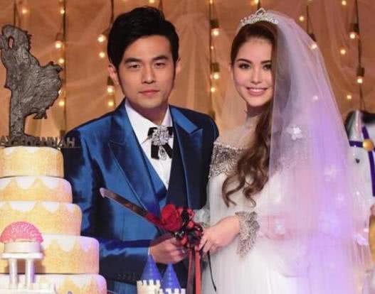 周杰伦演唱会现场被男歌迷“表白” 把小公举羞得摸耳朵思考