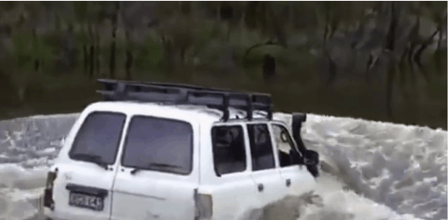 遇到一个2米深的水塘, 才明白丰田陆巡有多霸气!