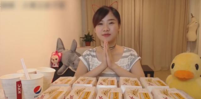 美女一顿吃了10个烤鸡腿堡加4杯可乐, 太佩服了!