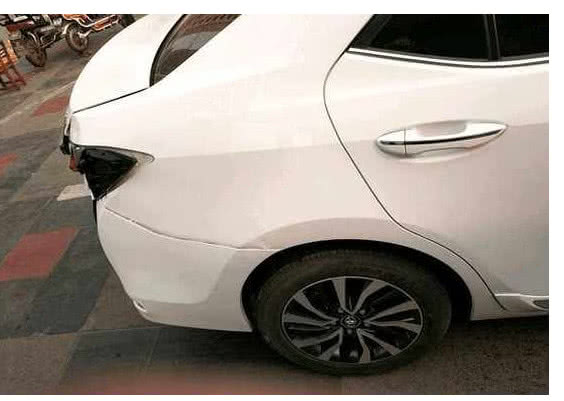 丰田女司机倒车撞树，车屁股开花，丈夫赶到后怒甩女子一巴掌