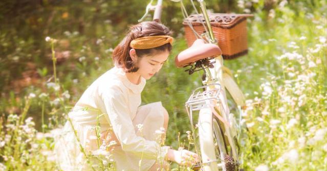 一个男人想你想到发疯时,会有这 4个行为,非常