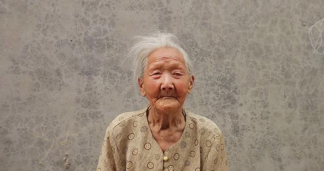 80岁奶奶知道我女朋友比我大5岁,活活气死,可