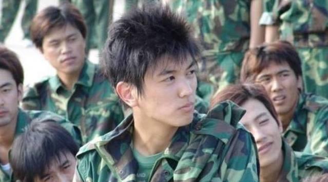 杜江晒大学军训照, 网友直呼: 陈赫当年那么帅!