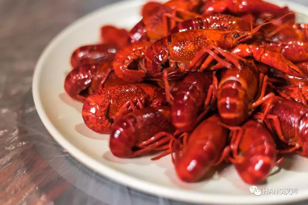 武汉吃虾季节又到了, 我们去万松园排队, 奉上这