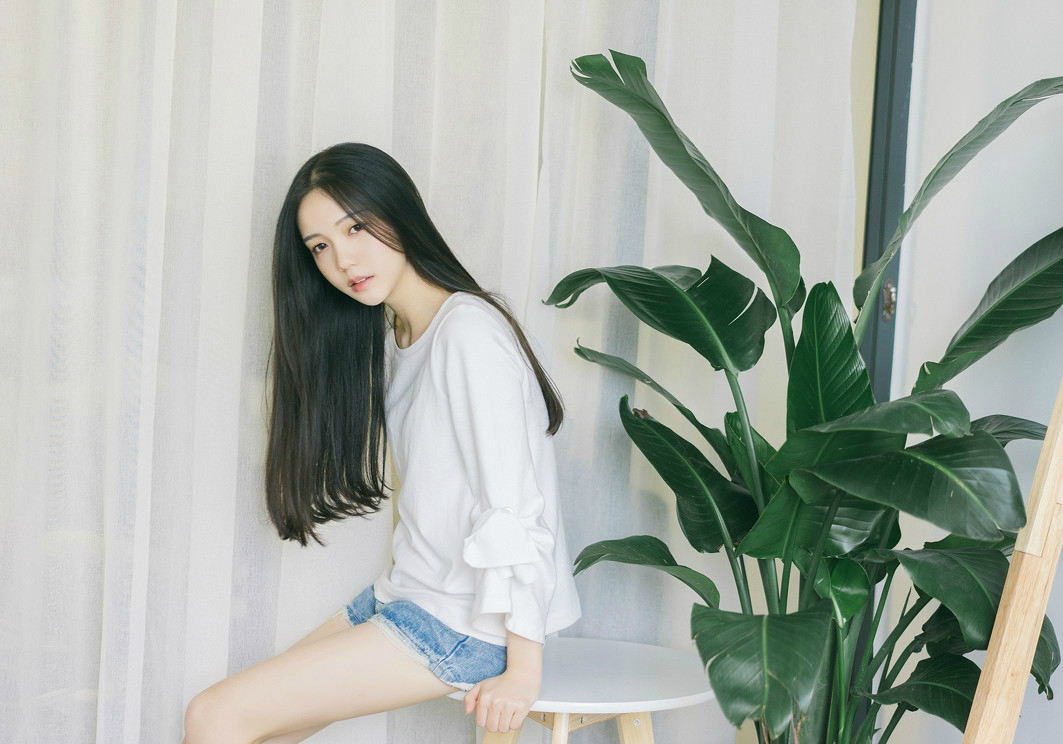 美图摄影,五官精致的清新女孩一头柔顺乌黑的长发格外显眼
