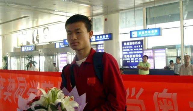 他是数学天才，被保送进入北京大学，清华大学也抢着要他