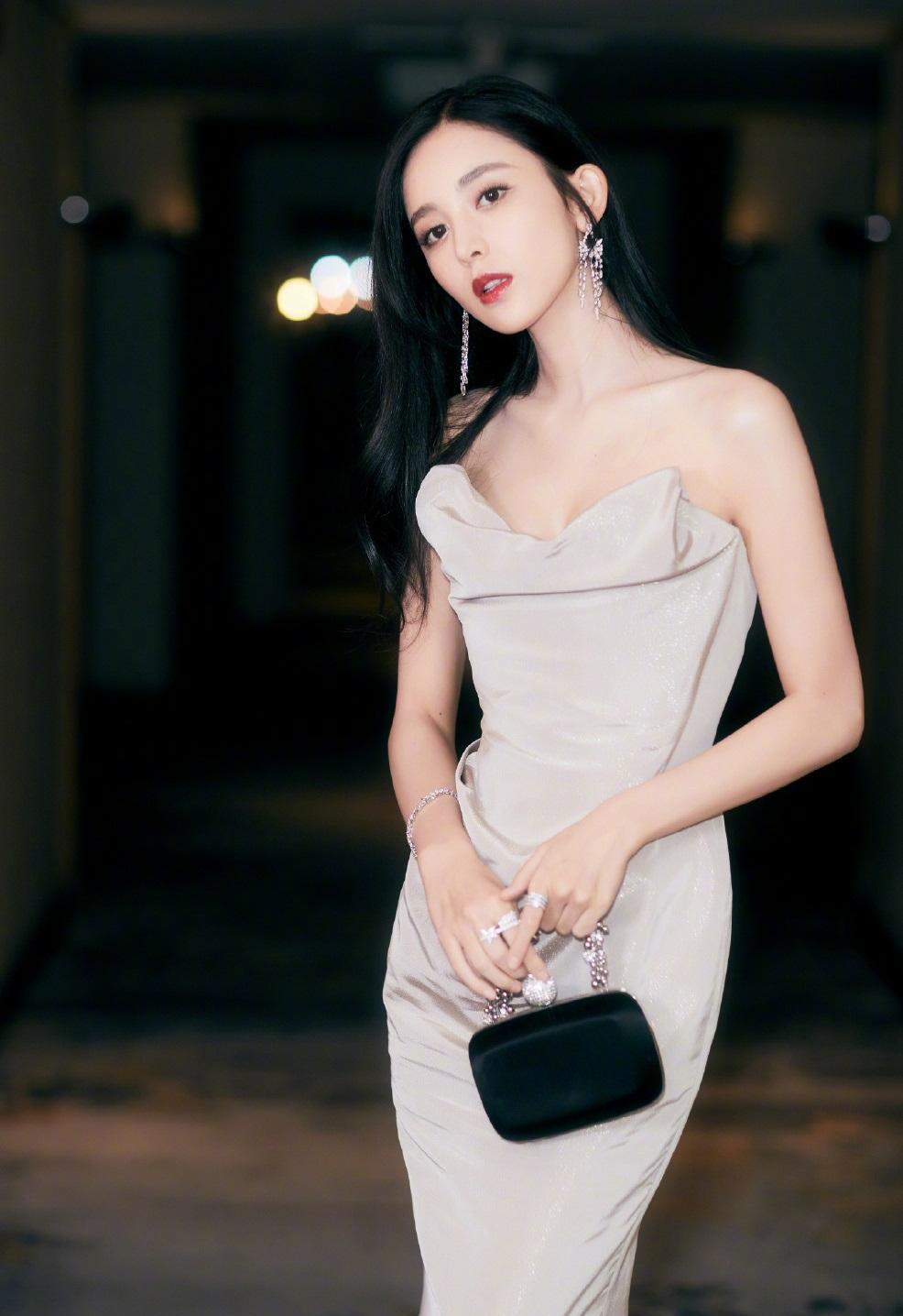 古力娜扎鱼尾裙出席活动比美全智贤, 轻柔抹胸尽展妖娆好身材
