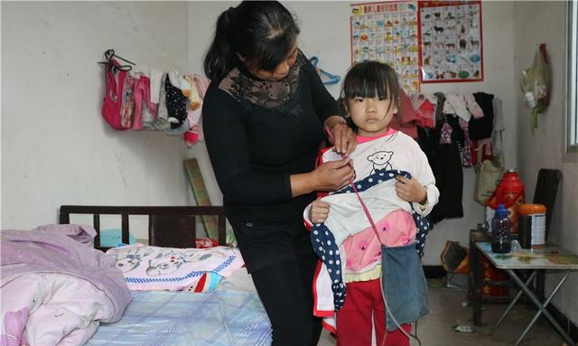 8岁女孩每天背书包同学上学,初中们都说她臭日本女生两个迅雷图片