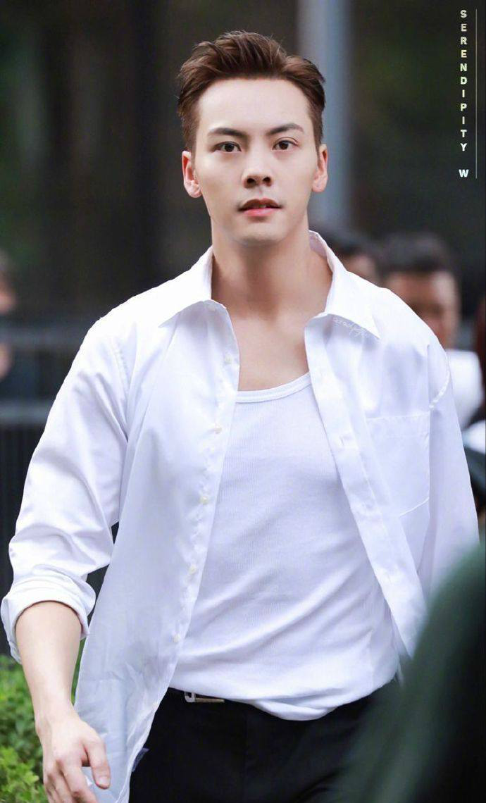 陈伟霆白衬衫内搭白背心,太帅太man吧,