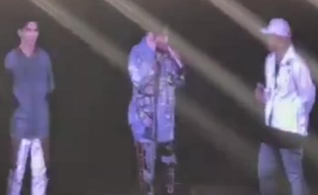 周杰伦演唱会现场被男歌迷“表白” 把小公举羞得摸耳朵思考
