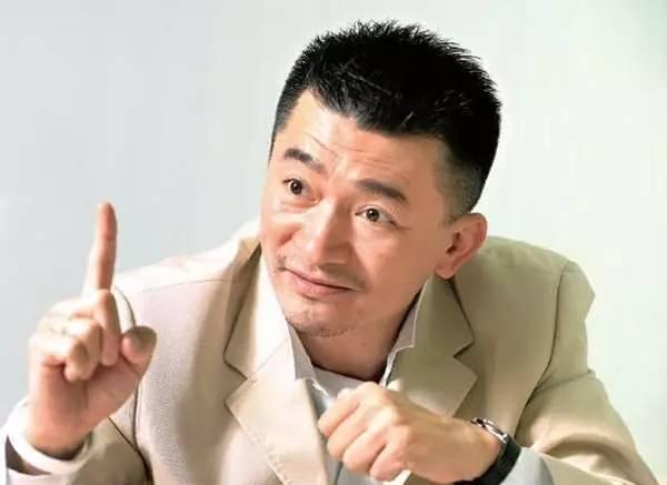 他曾经豪车代步保镖随行，如今落魄至摆摊……