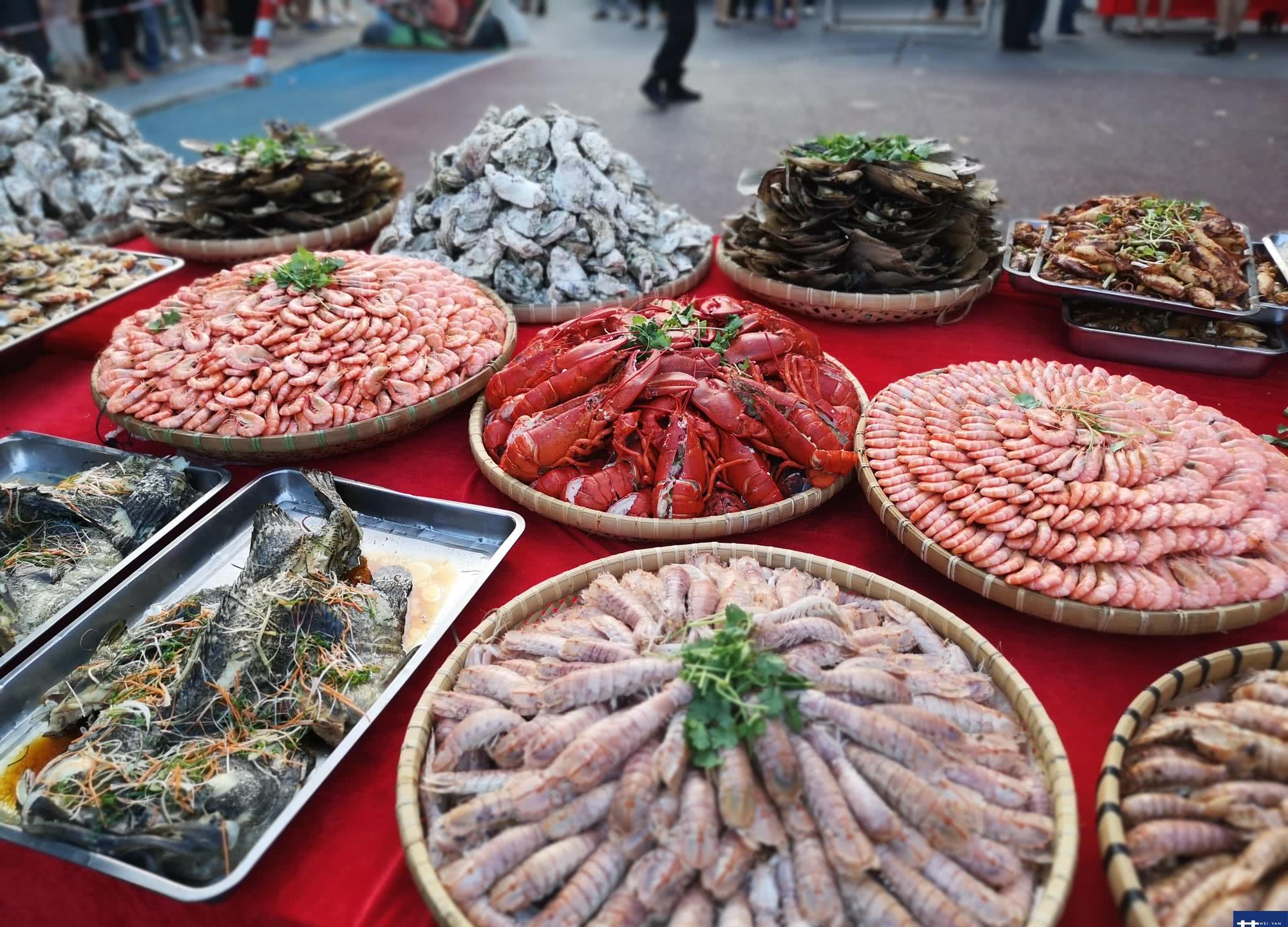 生猛海鲜全部上,北海举办百米长桌宴,千名食客来参加