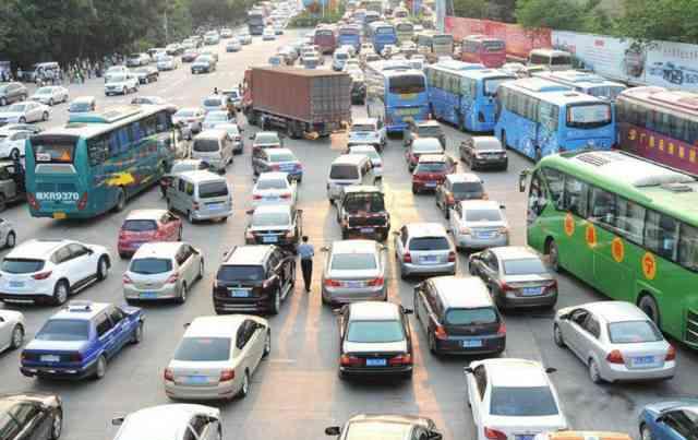 老司机教你一招防加塞，还能避免追尾！