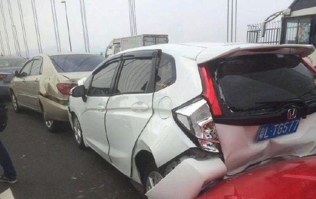 300万法拉利撞上本田飞度, 女车主下车后让路人诧异