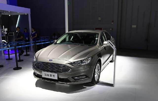 这车人称“小马丁”比奥迪A4还大，2.0T引擎8秒破百，完虐迈腾