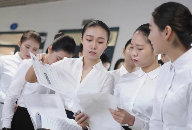 礼仪小姐的培训过程严格程度堪比女兵每天双腿夹纸一小时 礼仪小姐 女兵 女孩 新浪新闻