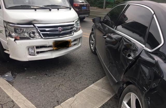 大众帕萨特被金杯面包车碰了，德系车的做工质量全出来了